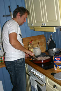 2009.08.03 Svoger Daniel disker opp med spagetti bolognese